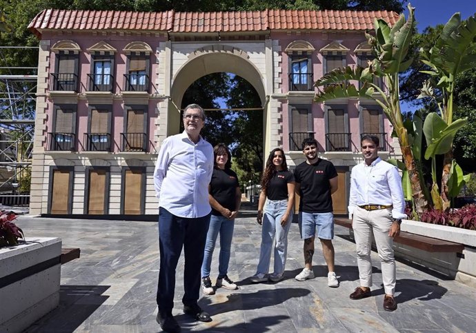 El alcalde, José Ballesta, acompañado del concejal de Cultura e Identidad, Diego Avilés, supervisa el montaje