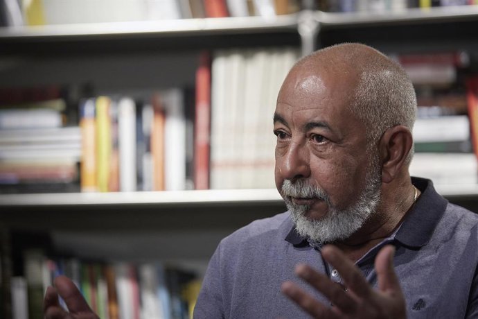 Archivo - El escritor Leonardo Padura durante una entrevista con Europa Press, en el Hotel de las Letras, a 6 de septiembre de 2022, en Madrid (España). Con su última publicación ‘Personas decentes’, el autor cubano mezcla ficción criminal e histórica en 
