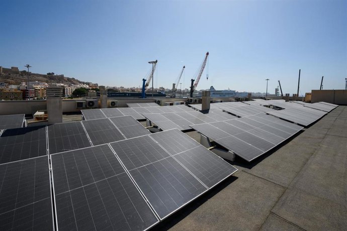 Archivo - Instalación solar fotovoltaica en la cubierta del PCF en el Puerto de Almería.