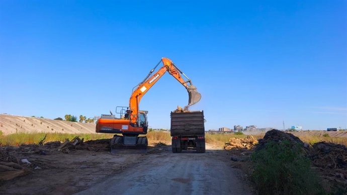 Trabajo de la CHJ en el cauce del Turia