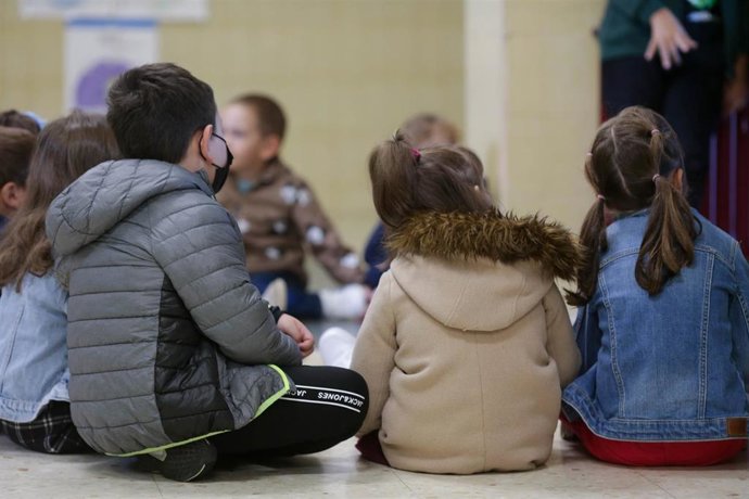 Archivo - Alumnos sentados en su aula 