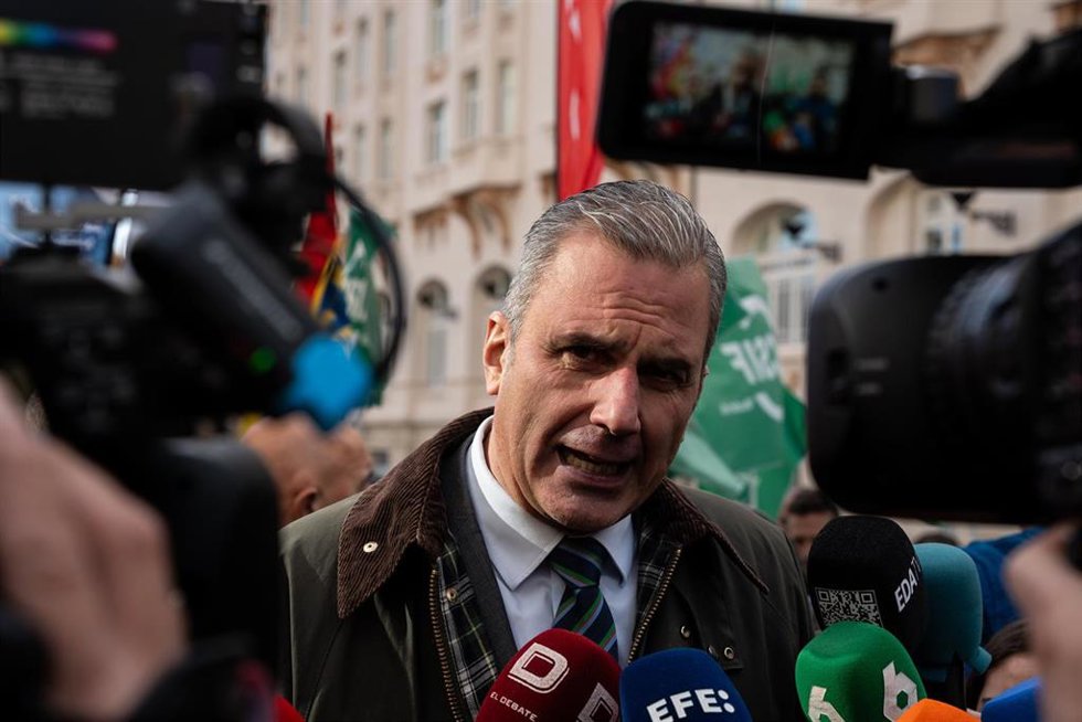 Archivo - El portavoz de Vox, Javier Ortega Smith, atiende a los medios de comunicación.