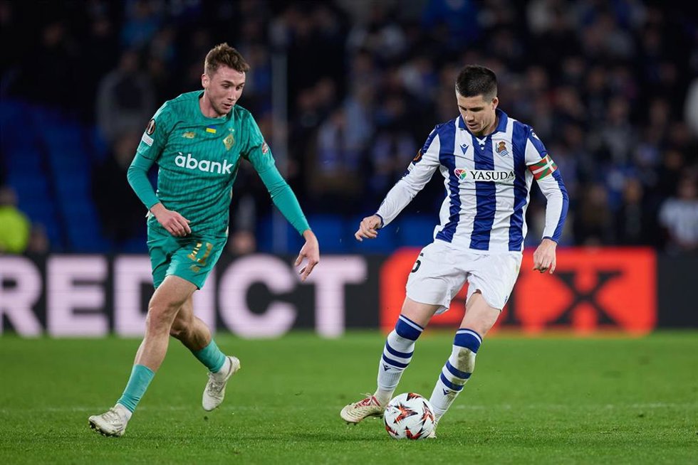 Archivo - El delantero ucraniano Vladyslav Vanat (Dinamo de Kiev/izquierda), ante Igor Zubeldia (Real Sociedad), en la Europa League.