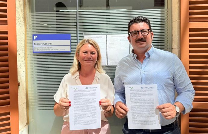 La portavoz del PP, Núria Riera, y el portavoz de Vox,Toni Gili, registran la moción conjunta