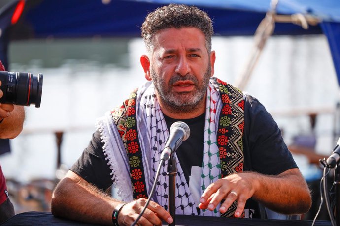 El coordinador de la Global Sumud Flotilla, Saif Abukeshek, durante una rueda de prensa antes de la despedida a la Global Sunat Flotilla en el Puerto de Barcelona, a 31 de agosto de 2025, en Barcelona, Catalunya (España). La Global Sumud Flotilla zarpa de