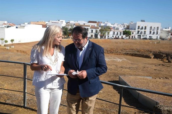 Los trabajos de renovación del cerramiento del anfiteatro de Carmona prevén su finalización en otoño.