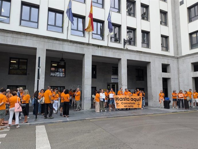 Trabajadores de educación concertada frente a la Consejería de Educación