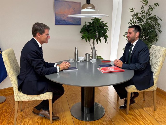 El presidente del Gobierno riojano, Gonzalo Capellán, con el portavoz socialista, Javier García