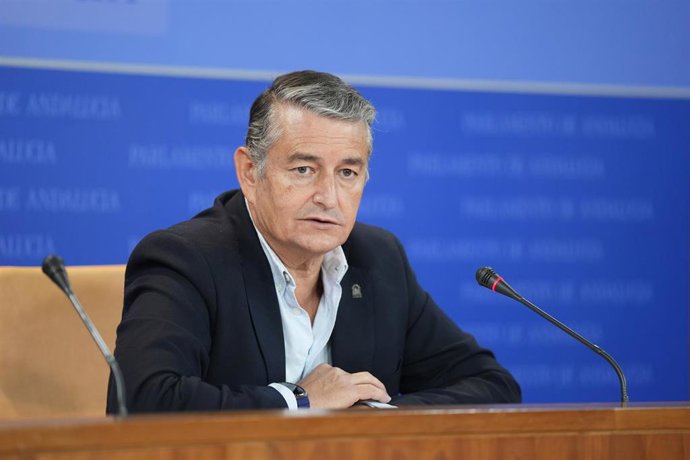 El consejero de la Presidencia, Interior, Diálogo Social y Simplificación de la Junta de Andalucía, Antonio Sanz, en rueda de prensa. (Foto de archivo).