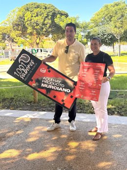 La concejala de Fiestas y Juventud, Isabel Madrid y el organizador del evento, Pedro Pallarés, presentan el festival 'Acho Burger Land', que se celebrará en San Javier del 4 al 7 de septiembre