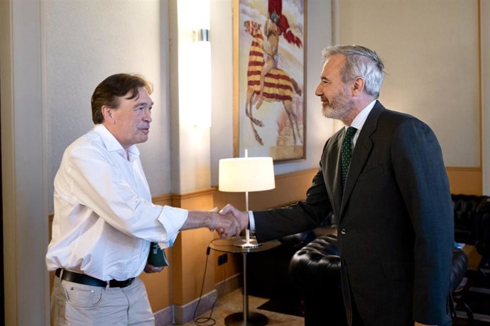 Archivo - El portavoz de Aragón-Teruel Existe, Tomás Guitarte, y el presidente del Gobierno de Aragón, Jorge Azcón en imagen de archivo. 