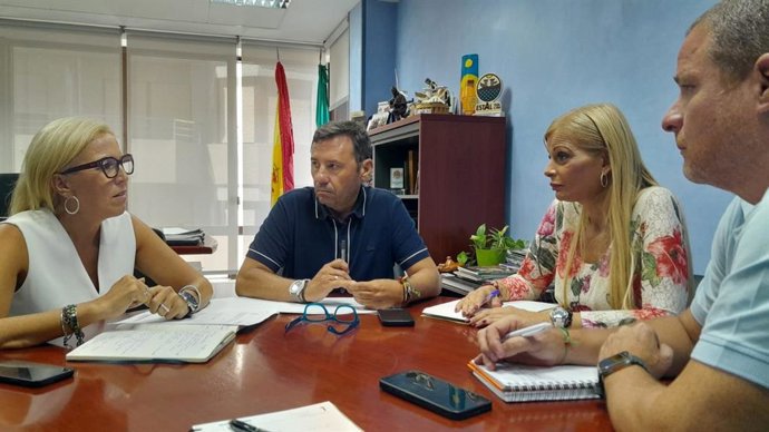 Javier Ros y Eva Pajares reunidos para coordinar actividades para donar sangre en Algeciras.