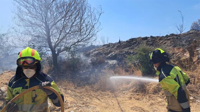 Vista de las tareas de extinción del incendio en Santángelo Oeste, en la ciudad malagueña de Benalmádena.