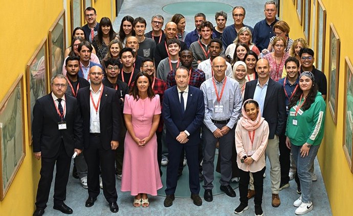 Alumnado de SUSTAGRI, con las autoridades académicas y la representación del Gobierno de Navarra, en la presentación.
