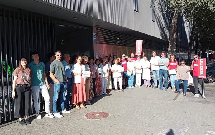 Concentración de protesta a las puertas del centro de salud Alamillo, en Sevilla.
