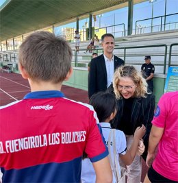 La alcaldesa de Fuengirola saluda a unos niños duranta la presentación de la campaña 'Gradas en Paz'.