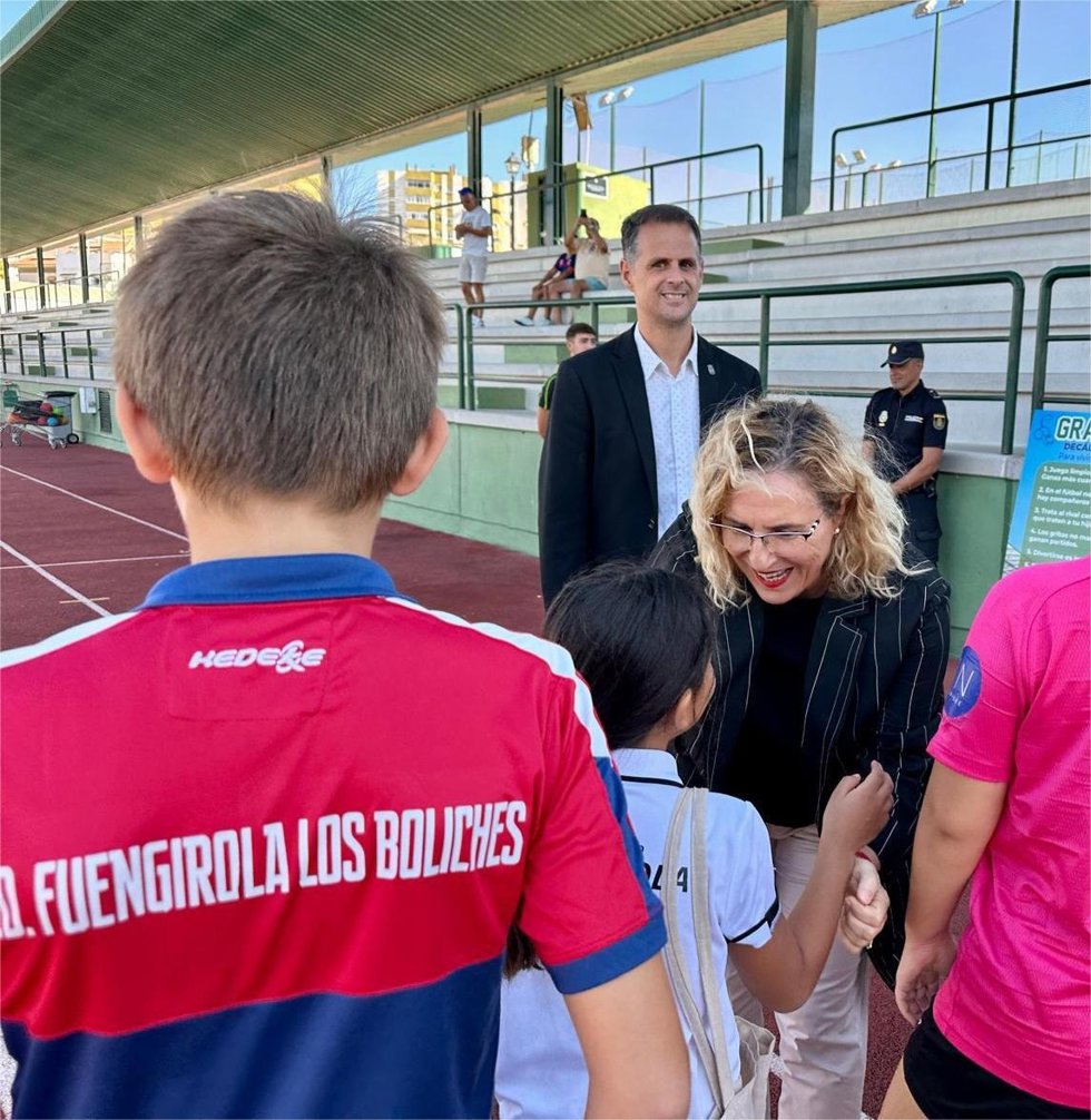 La alcaldesa de Fuengirola saluda a unos niños duranta la presentación de la campaña 'Gradas en Paz'.