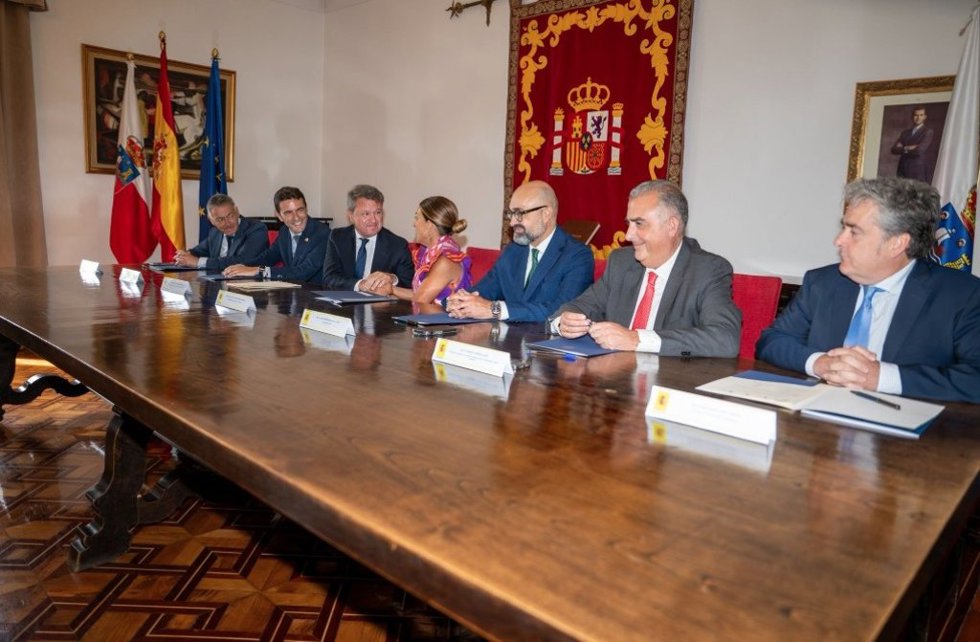 Firma del protocolo de reordenación ferroviaria para suprimir tres pasos a nivel y adaptar la infraestructura a la llegada de la Alta Velocidad a Reinosa