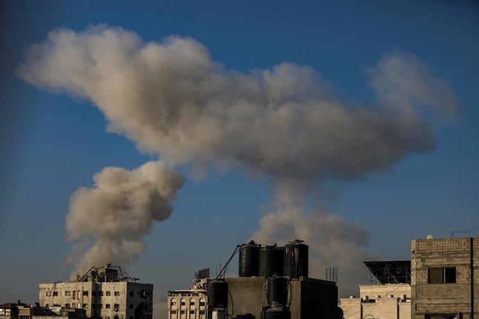 29 August 2025, Palestinian Territories, Gaza City: Smoke rises after an Israeli airstrike during a military operation in Gaza City's Al Sabra neighborhood. Photo: Omar Ashtawy/APA Images via ZUMA Press Wire/dpa