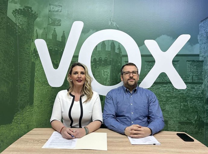 Archivo - Los concejales de Vox en el Ayuntamiento de Ponferrada Patricia González y Gerardo González en una imagen de archivo.