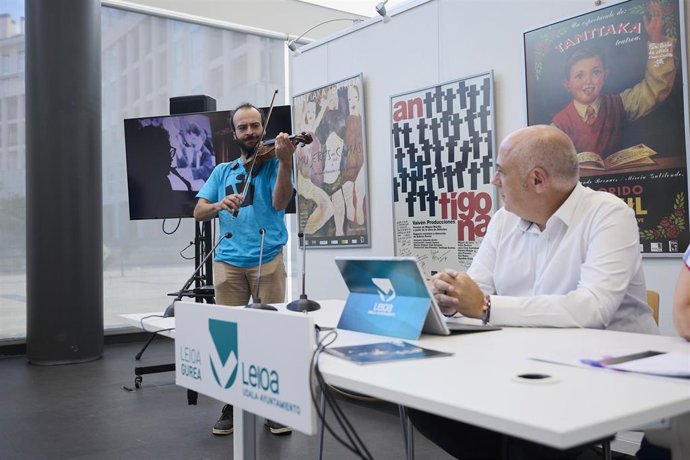 El violinista leioaztarra Unai Celaya interpreta una pieza junto al alcalde, Iban Rodriguez, durante la presentación de Kultur Leioa.