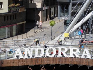 Operaris de la construcció treballant a Andorra la Vella