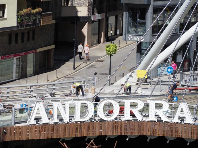 Operaris de la construcció treballant a Andorra la Vella