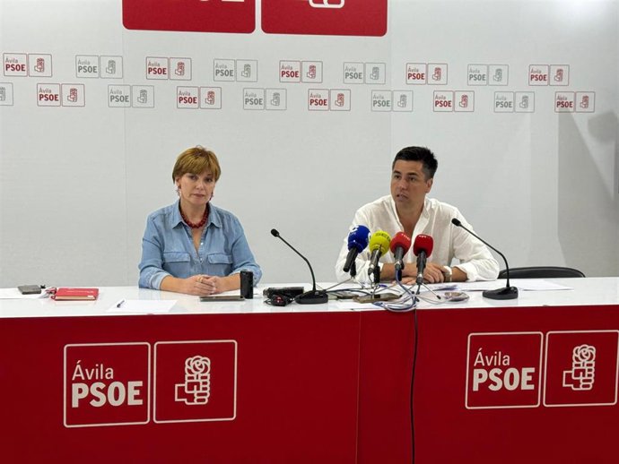 El Secretario General Del PSOE En Ávila, Carlos Montesino, Y La Procuradora Soraya Blázquez, Este Lunes En Rueda De Prensa.