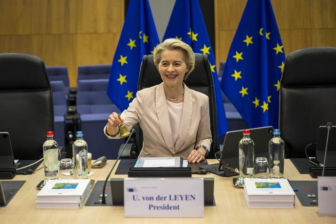 Archivo - February 26, 2025, Brussels, Bxl, Belgium: Ursula Von der Leyen , the president of the European Commission ring the bell to start the weekly meeting of the College of Commissioners in Brussels, Belgium, Wednesday, 26.02.2025. The key topic of di