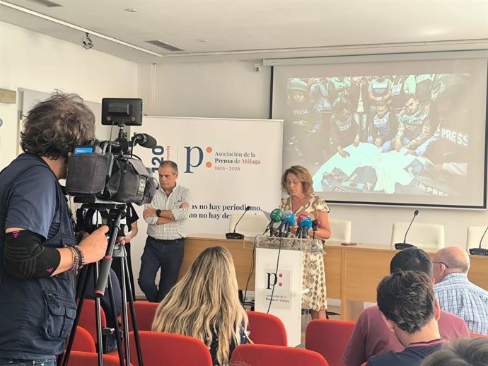 La presidenta de la Asociación de la Prensa de Málaga, Elena Blanco, en un acto sobre los periodistas muertos en la Franja de Gaza.