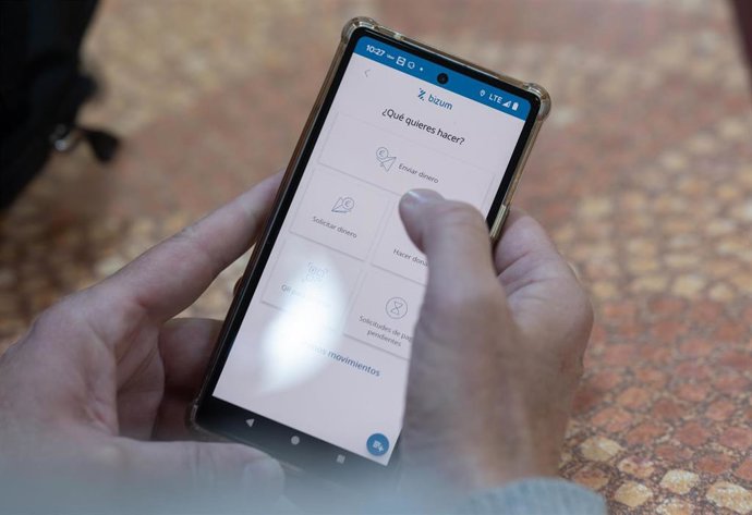 Archivo - Una persona manda un bizum, a 4 de febrero de 2025, en Madrid (España).