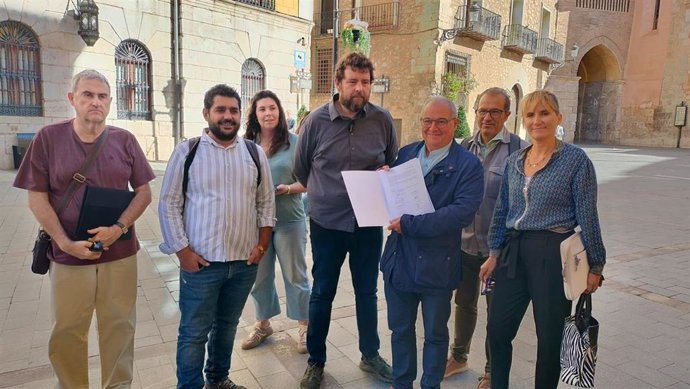 Representantes de ambos grupos municipales a las puertas del consistorio en el que han reclamado formalmemte que se repita el debate sobre el Estado de la Ciudad