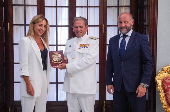La presidenta de la Diputación de Cádiz, Almudena Martínez, junto al almirante de la Flota, Eugenio Díaz del Río, en una recepción de despedida.
