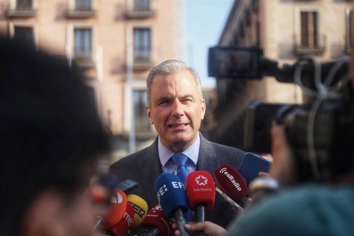 El portavoz de VOX en el Ayuntamiento de Madrid, Javier Ortega Smith, atiende a los medios durante el acto de entrega de las Palomas de Bronce-Bomberos de Madrid, en la Casa de la Villa