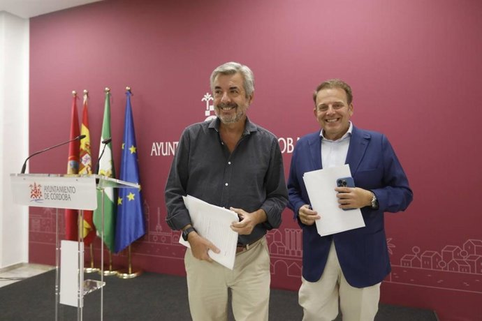 El portavoz del Gobierno municipal, Miguel Ángel Torrico (izda.), y el delegado de Fiestas, Tradiciones y Mercados, Julián Urbano.