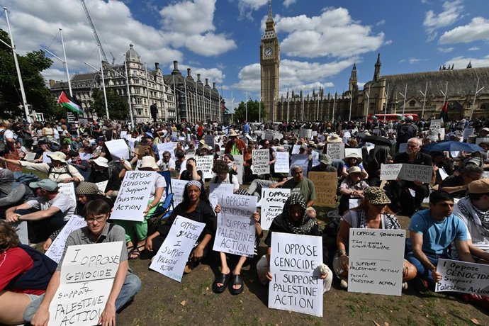 9 de agosto de 2025, Londres, Londres, Reino Unido: Londres, Reino Unido. Manifestantes seguram cartazes durante a manifestação Defend Our Juries na Parliament Square em apoio ao grupo Palestine Action, recentemente banido. O Palestine Action é um grupo b