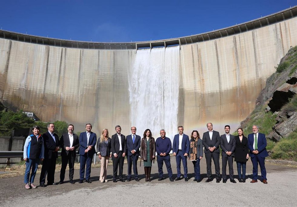 Archivo - Reunión extraordinaria del Consejo de Gobierno de la Comunidad de Madrid celebrada en el embalse de El Atazar