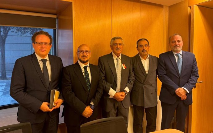 El presidente de ANDAS, Santiago López, y el director de Fesbal en España, Francisco Greciano, durante una reunión con grupos políticos