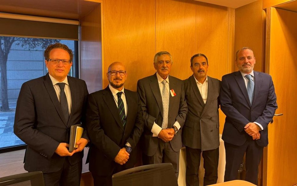 El presidente de ANDAS, Santiago López, y el director de Fesbal en España, Francisco Greciano, durante una reunión con grupos políticos