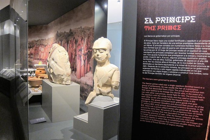 Archivo - Una vitrina de la exposición temporal del Museo Íbero de Jaén.