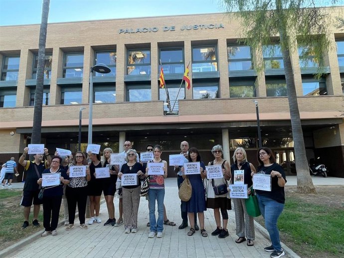 Miembros de la Associació Víctimes Mortals Dana 29-O se concentran ante los juzgado de Catarroja (Valencia) para apoyar a la jueza que instruye la causa.