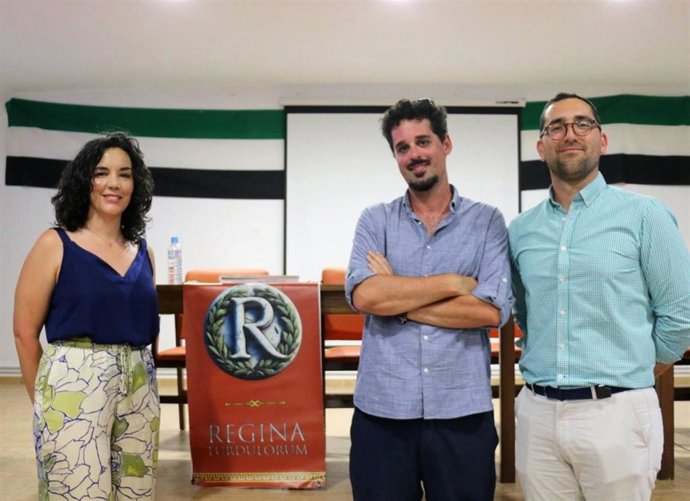 De izquierda a derecha, los investigadores del Departamento de Prehistoria y Arqueología de la UGR responsables de este estudio: Araceli Cristo Ropero, Pablo González Zambrano y Javier Martínez Jiménez