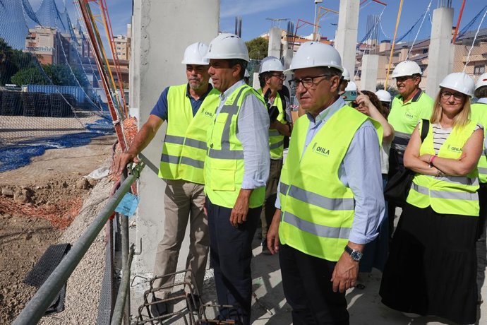 El president de la Generalitat, Carlos Mazón (c), visita les obres del nou col·legi públic L'Almadrava a Alacant junt amb el conseller d'Educació, José Antonio Rovira (d), i l'alcalde de la ciutat, Luis Barcala (e)