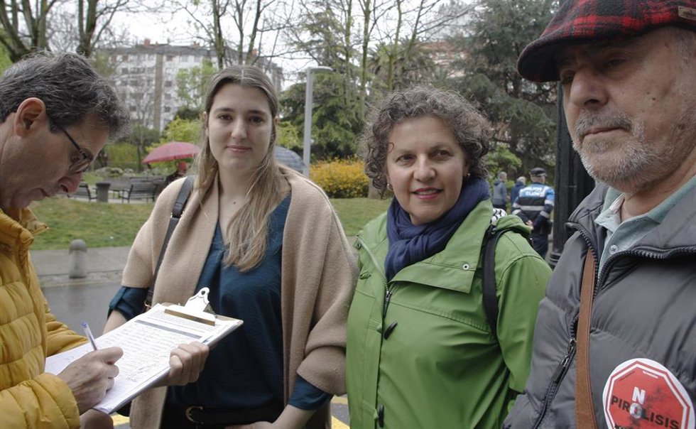 Archivo - La portavoz de Podemos en el Ayuntamiento de Gijón, Olaya Suárez (a la izda), y la portavoz de Podemos Xixónl, Alejandra Tejón, durante una campaña de recogida de firmas contra la planta de pirolisis (Archivo)