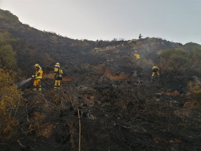 Archivo - Brigadistas trabajan en la extinción de un incendio en Es Mercadal.
