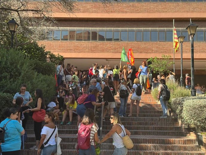 Docentes concentrados ante la Conselleria de Educación, en Barcelona