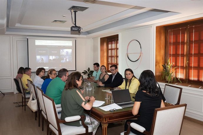 Reunión de la vicepresidenta Primera de la Diputación de Cáceres con alcaldes de municipios afectados por los incendios