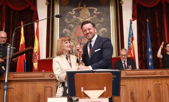 El alcalde de Elche (Alicante), Pablo Ruz (d), del PP, y la tercera teniente de alcalde y edil de Infancia, Familia y Mayores, Aurora Rodil (i), de Vox, durante la toma de posesión del primer edil en 2023