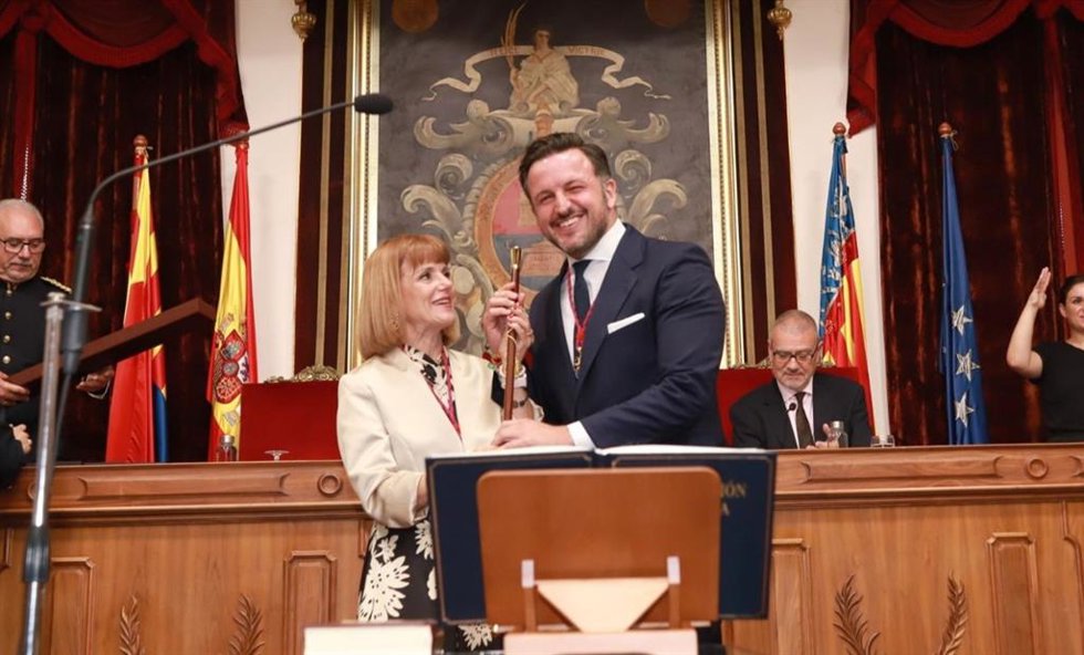 El alcalde de Elche (Alicante), Pablo Ruz (d), del PP, y la tercera teniente de alcalde y edil de Infancia, Familia y Mayores, Aurora Rodil (i), de Vox, durante la toma de posesión del primer edil en 2023