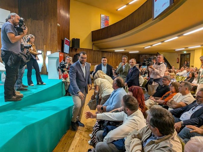 Adrián Barbón, saludando a asistentes en la Escuela de Verano de UGT
